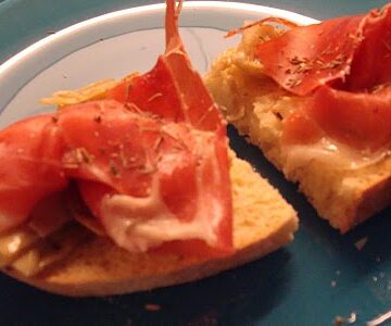 bruchetta-med-hvidloeg-artiskok-og-serranoskinke