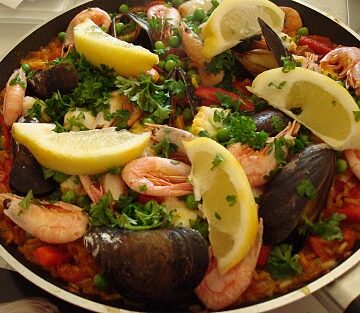 Paella med fisk og skaldyr