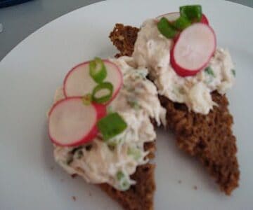 Makrelrillette med nye radiser og ristet rugbrød