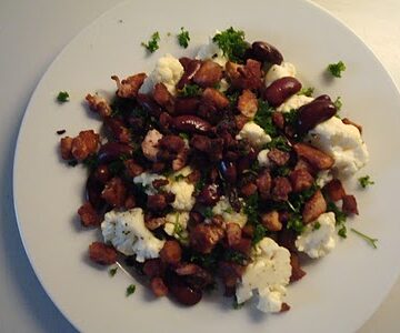 Marineret blomkålssalat med persille, bønner og bacon