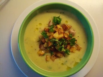 Kartoffel-porresuppe med persille, stegte kødboller og sprøde kartoffeltern