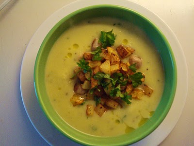 Kartoffel-porresuppe med persille, stegte kødboller og sprøde kartoffeltern