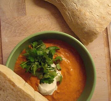 Paprikasuppe med græsk yoghurt