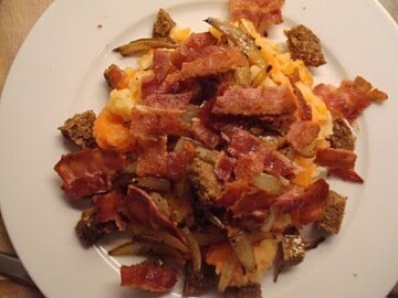 Brændende kærlighed med rodfrugter, løg og bacon
