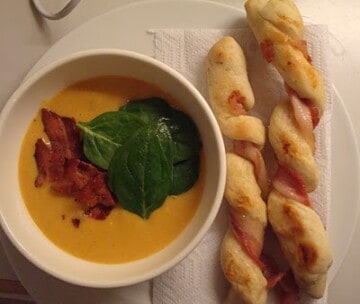 Sød kartoffelsuppe med baconvridere