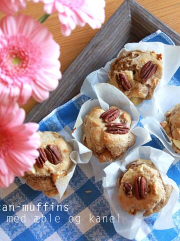 Muffins med pecannødder, æble og kanel