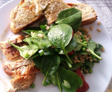 Spinatsalat med kerner, estragon og kylling