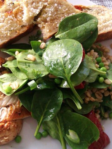 Spinatsalat med kerner, estragon og kylling