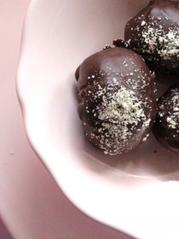 hjemmelavet påskeæg med marcipan og chokolade