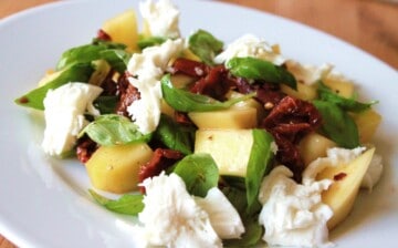 Mangosalat med basilikum, soltørrede tomater og mozzarella