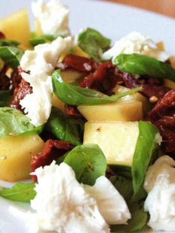 Mangosalat med basilikum, soltørrede tomater og mozzarella