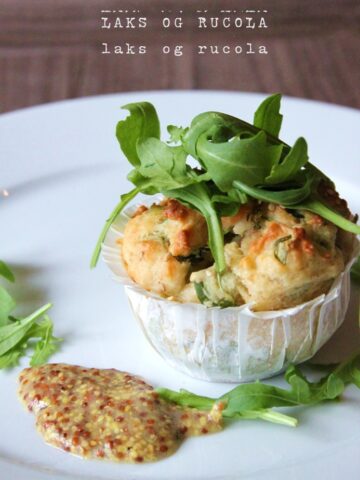 Madmuffins med laks og rucola