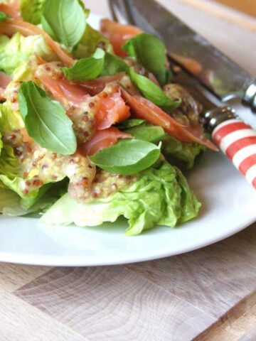 Laksesalat med grov sennepsdressing