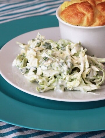 Coleslaw med spidskål, agurk og krydderurter