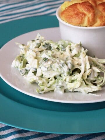 Coleslaw med spidskål, agurk og krydderurter
