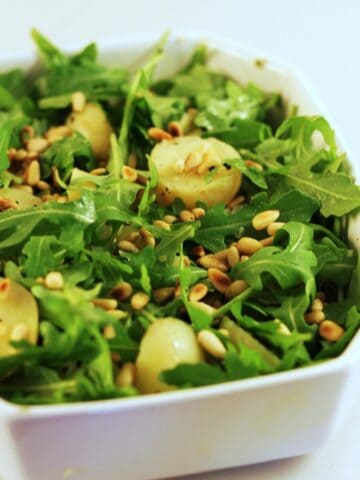 Grøn kartoffelsalat - med rucola, pinjekerner og nigellafrø