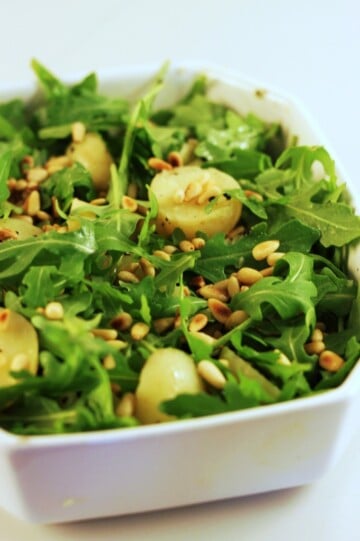 Grøn kartoffelsalat - med rucola, pinjekerner og nigellafrø
