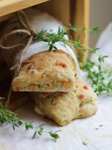 Saftige frokostbrød med squash, ost og frisk timian