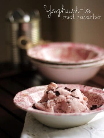 Yoghurtis med rabarber og chokolade