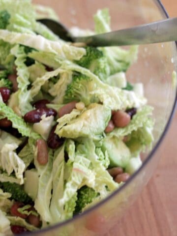 Salat med broccoli, pærer og avocado