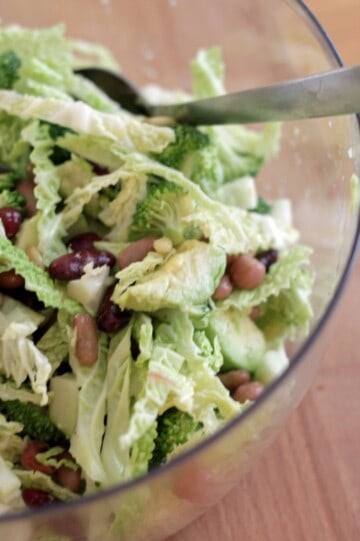 Salat med broccoli, pærer og avocado