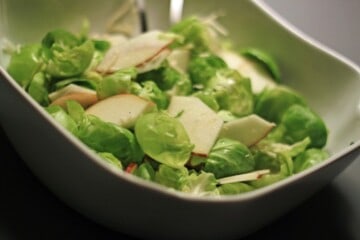Rosenkålsalat med æble og peberrod