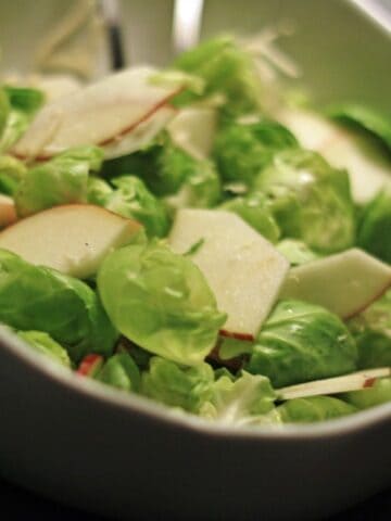 Rosenkålsalat med æble og peberrod