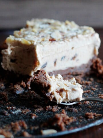 nytårsdessert med iskage med nougat og chokoladebund