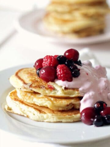 Ricotta-pandekager med pink skyr