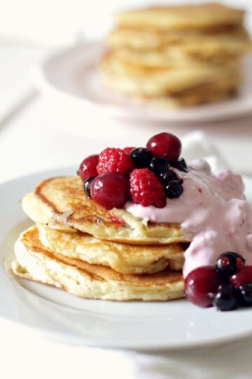 Ricotta-pandekager med pink skyr