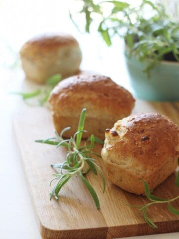 Grove brød med brus, feta og friske krydderurter