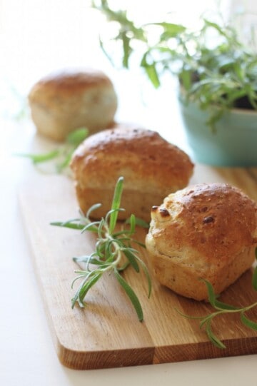 Grove brød med brus, feta og friske krydderurter