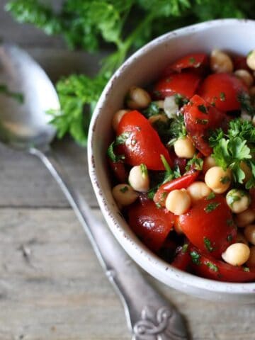 Kikærtesalat med tomater og persille