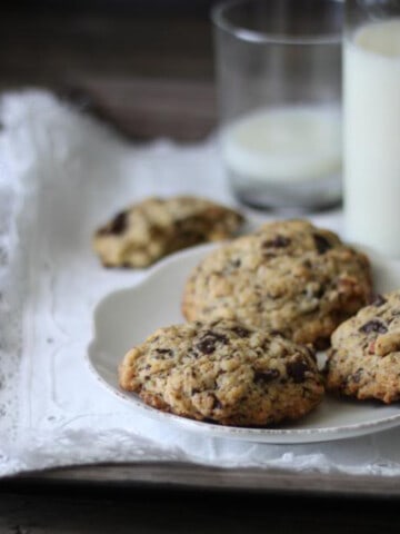cookies med mandler og chokolade