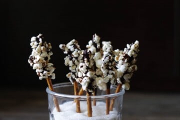 Chokolade-saltstænger med popcorn