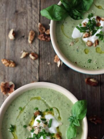 Kold agurk avocado-suppe med valnødder og skyr