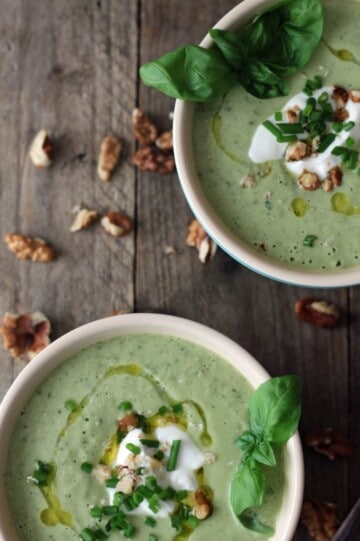 Kold agurk avocado-suppe med valnødder og skyr