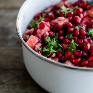 BAGT RODFRUGTSALAT MED TAHINDRESSING