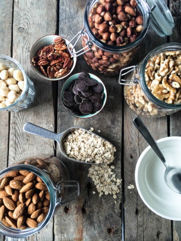 chokolade og nødde granola - opskrift på mysli med nødder og chokolade
