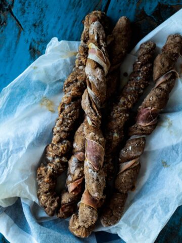Rugbrødsvridere med serranoskinke