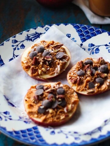 æblesnack med peanutbutter