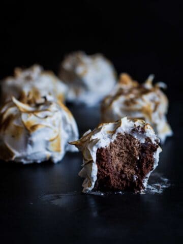 CHOKOLADEKAGE MED ESPRESSO, CHOKOLADEMOUSSE OG MARENGS
