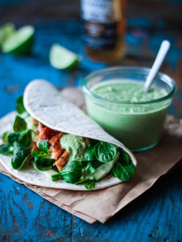 tortilla med laks og ærtehumus - mexicansk mad - opskrift (1)