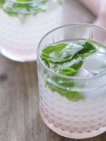 drink og cocktail med rabarber