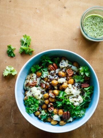 Bagte kikærter og blomkål i quinoasalat med jalapeno-lime dressing - vegetar mad - mad opskrifter