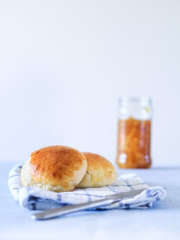 brioche opskrift - fransk klassisker - brød med smør
