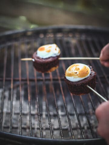 smores cupcakes - chokolade muffins - marengs cupcakes - smores opskrift