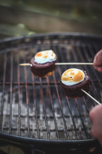 smores cupcakes - chokolade muffins - marengs cupcakes - smores opskrift