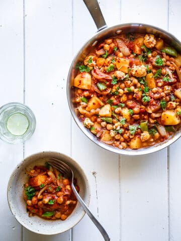 Vegetarisk curry med blomkål, kartofler og kikærter - opskrift - vegetarmad