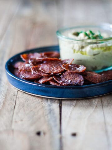 salami chips - spegepølse - kikærtedip - sund snack - opskrift